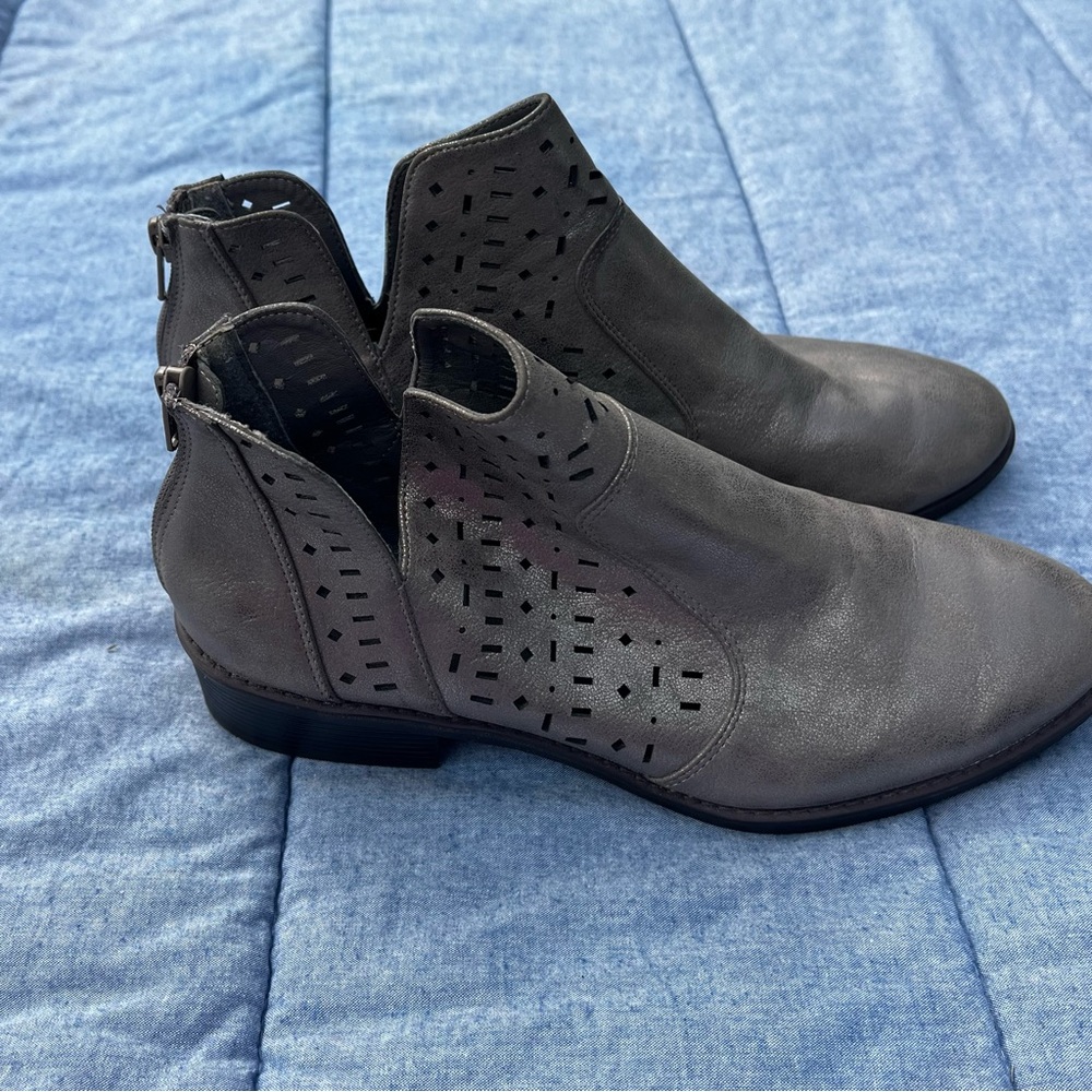 EuroSoft by Sofft Metallic Pewter Laser Cut Ankle Boots w Back Zipper Size 10